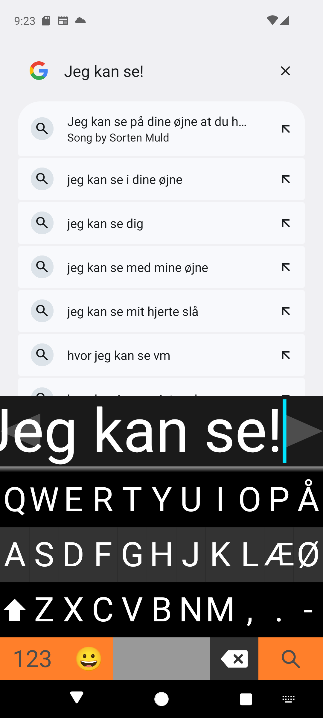 Viskey-tastaturvisning under skrivning med stor eksempeltekst og taster med høj kontrast