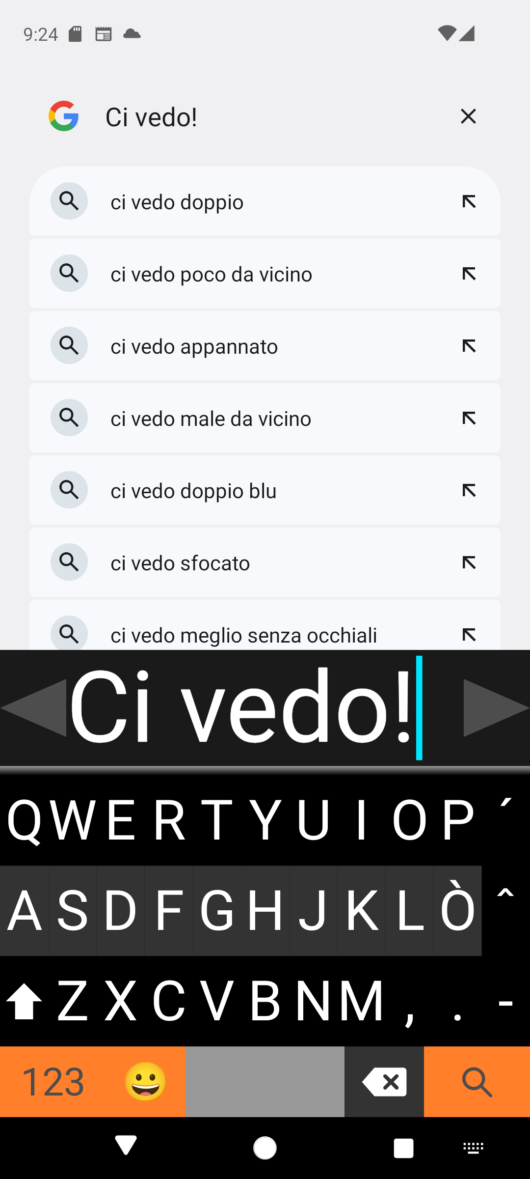 Schermata di digitazione con tastiera Viskey con testo di anteprima grande e tasti ad alto contrasto