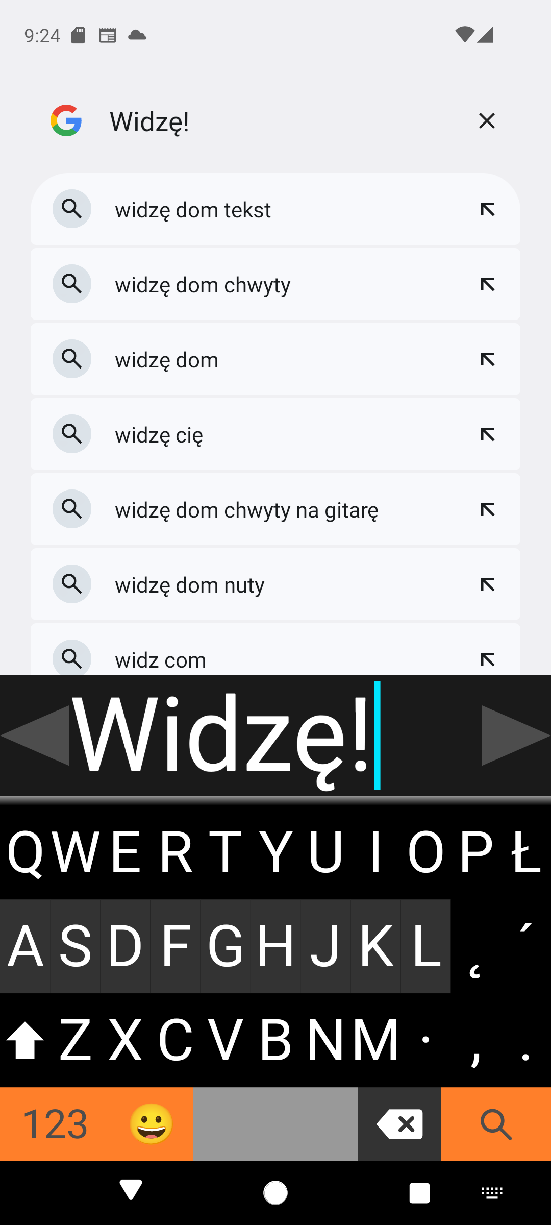 Widok pisania na klawiaturze Viskey z dużym tekstem podglądu i kontrastowymi klawiszami