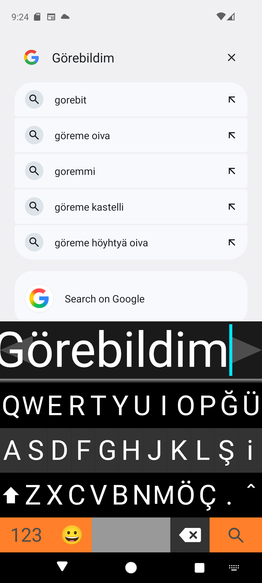 Büyük önizleme metni ve yüksek kontrastlı tuşları gösteren Viskey klavye yazım görünümü